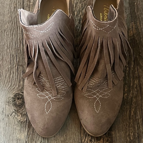 Ariat Suede Unbridled Jaxson Booties - Picture 2 of 5